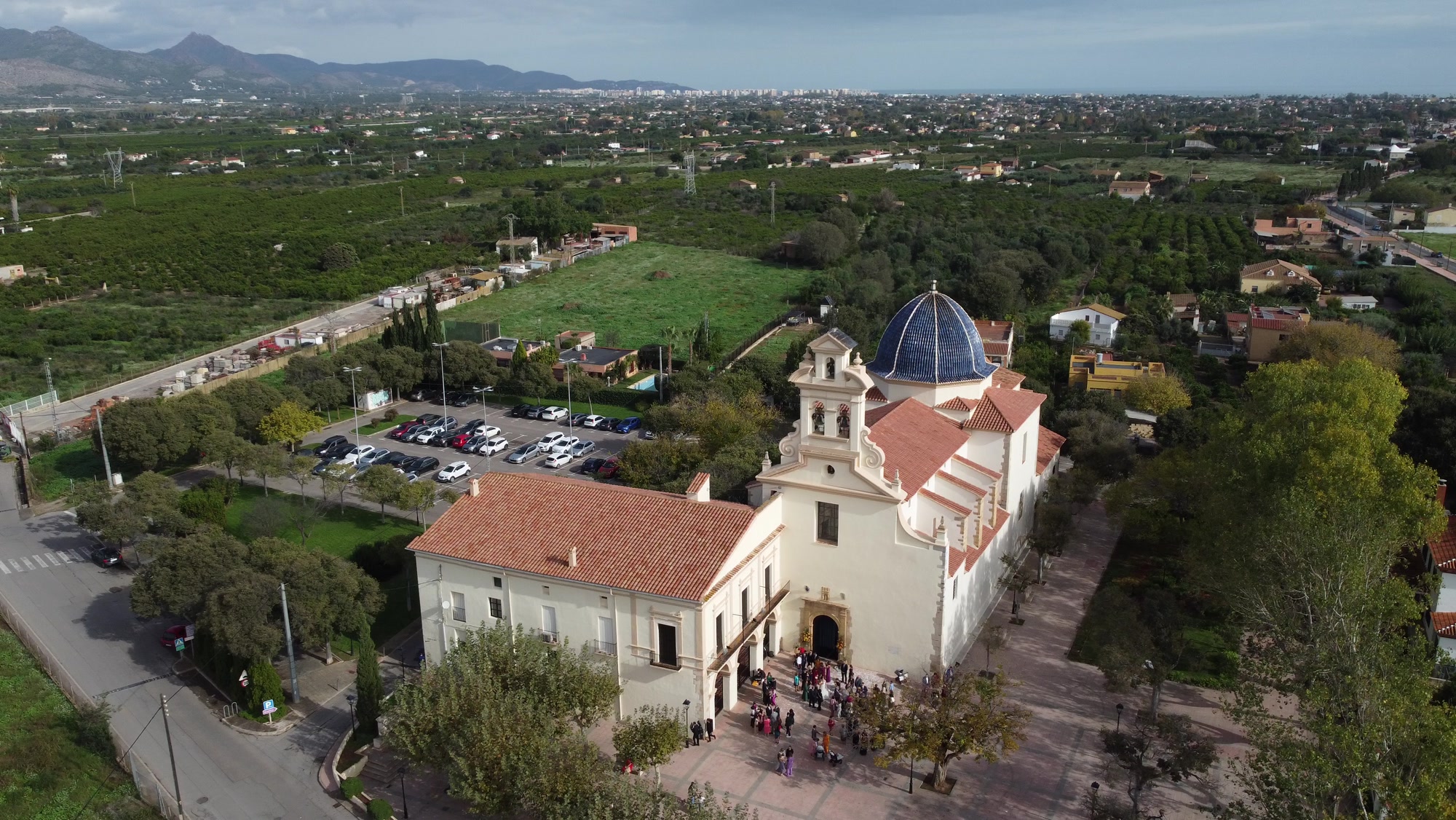 Toma de dron de la iglesia y los invitados a la salida