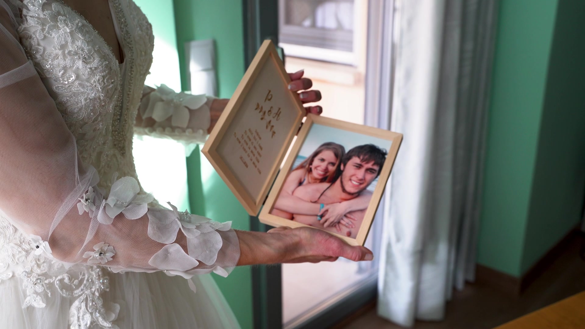 Novia sujetando una caja con una foto de la pareja