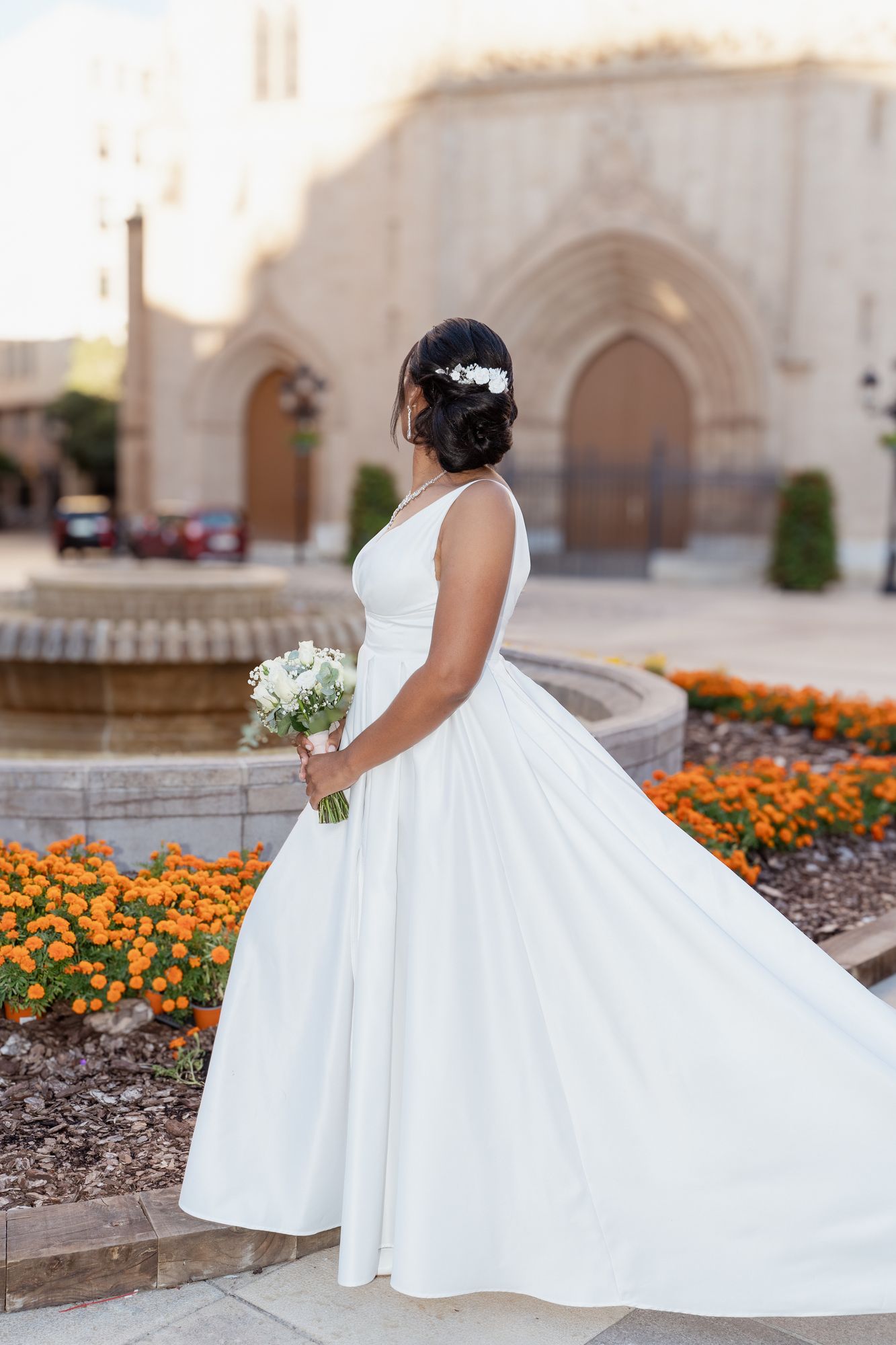 Novia de espaldas frente a la catedral