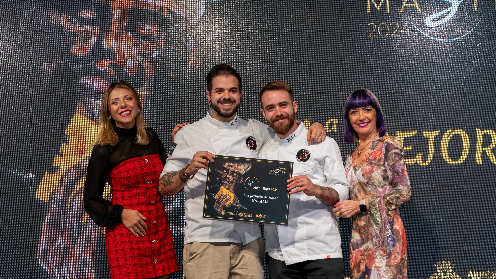 Ganadores con su diploma