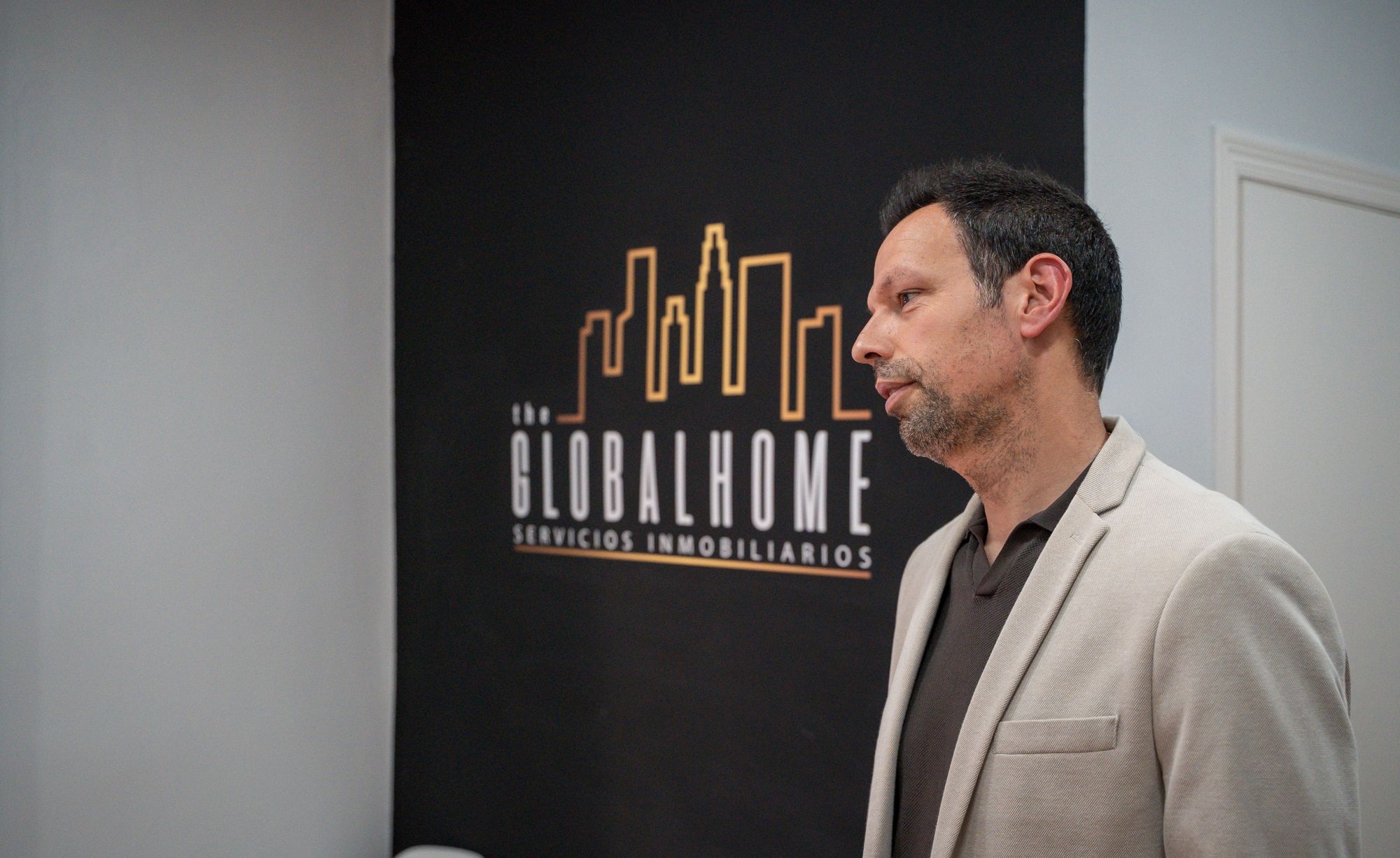 Agente junto al logotipo de The Global Home