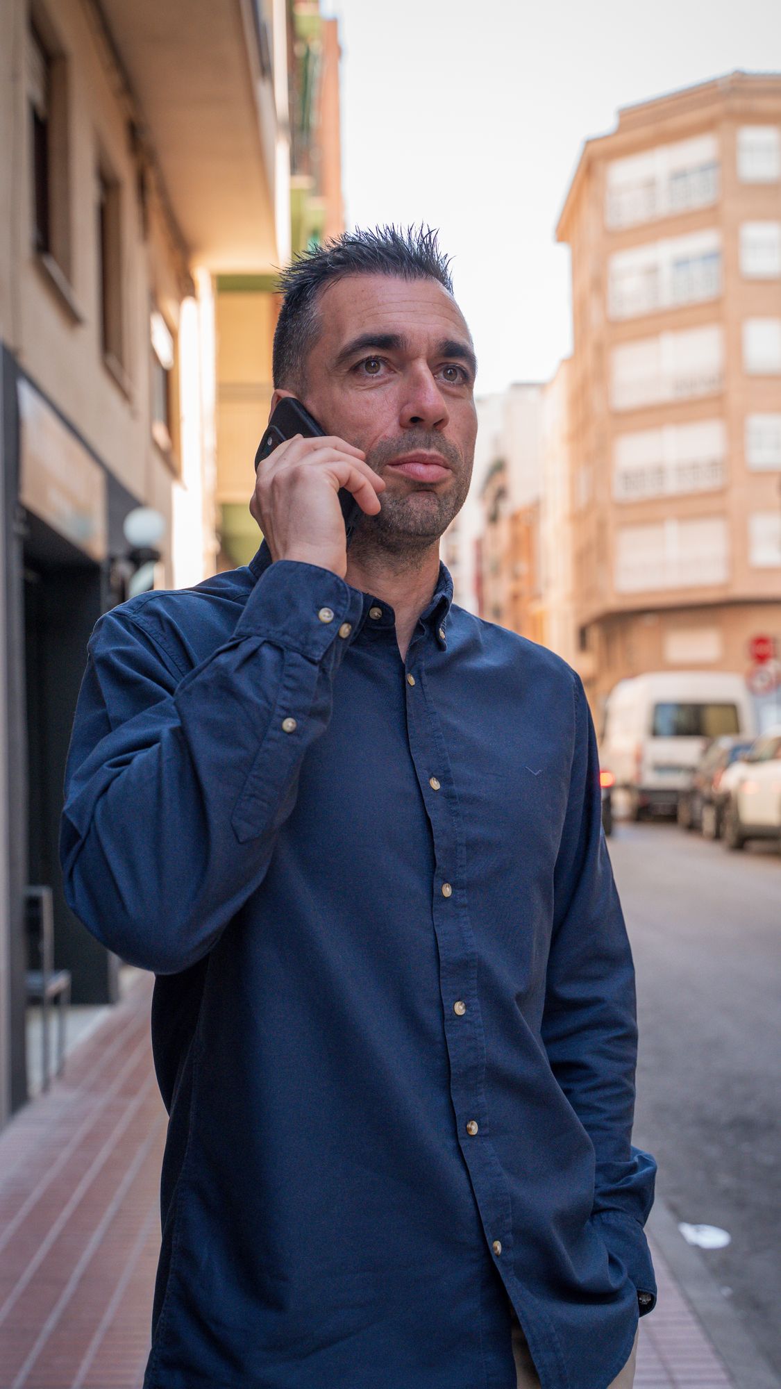 Agente inmobiliario hablando por el móvil en la calle
