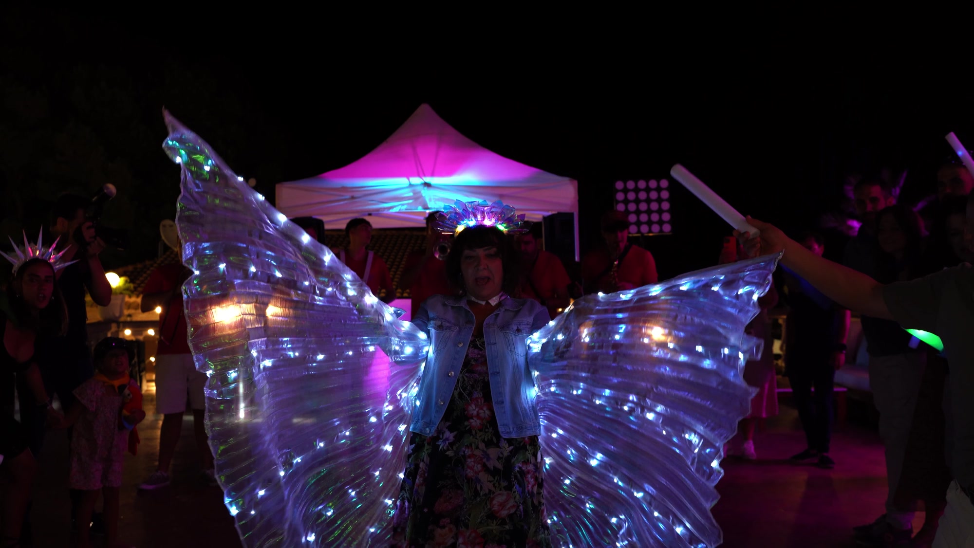 Inma con las alas de luces abiertas en la pista de baile