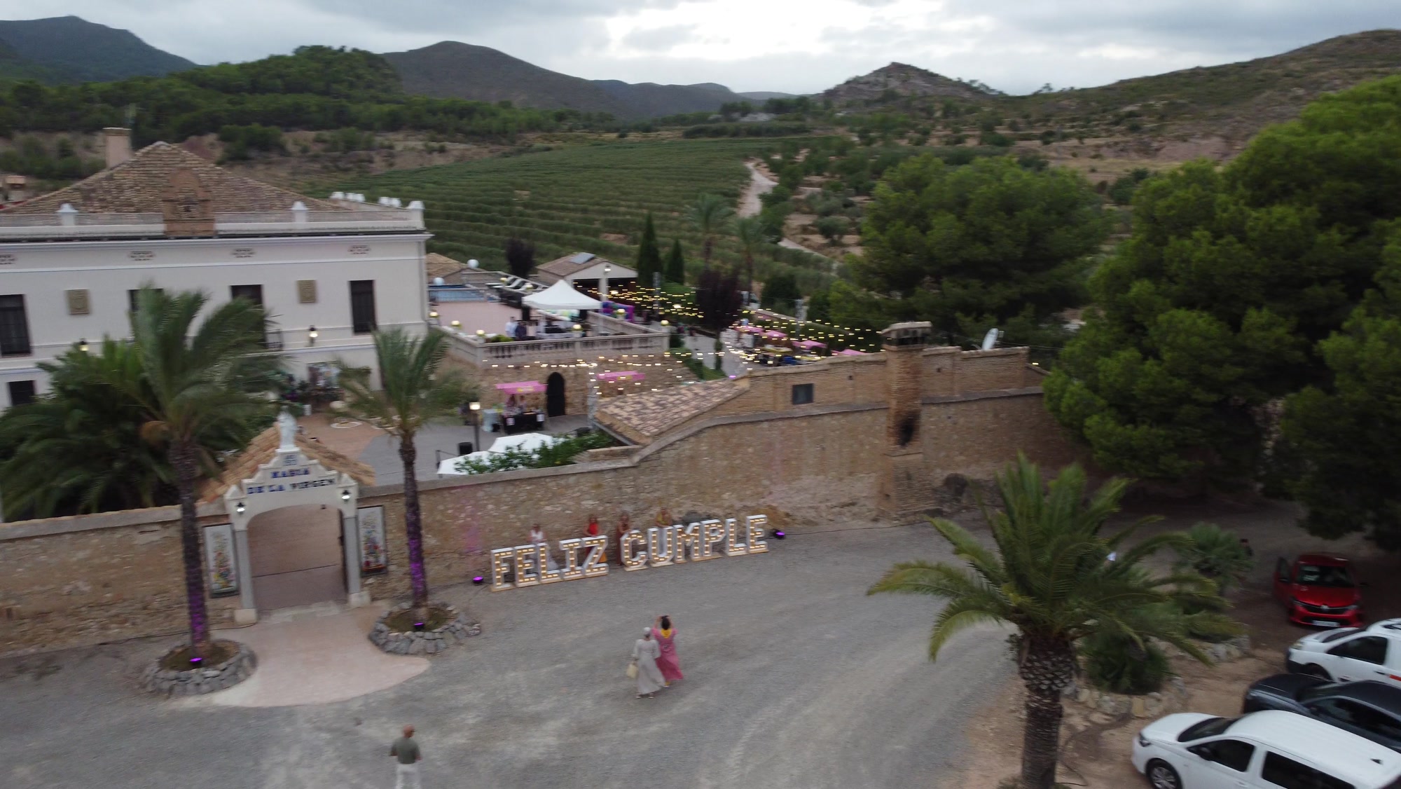 Vista con dron de la finca con las letras de Feliz Cumple