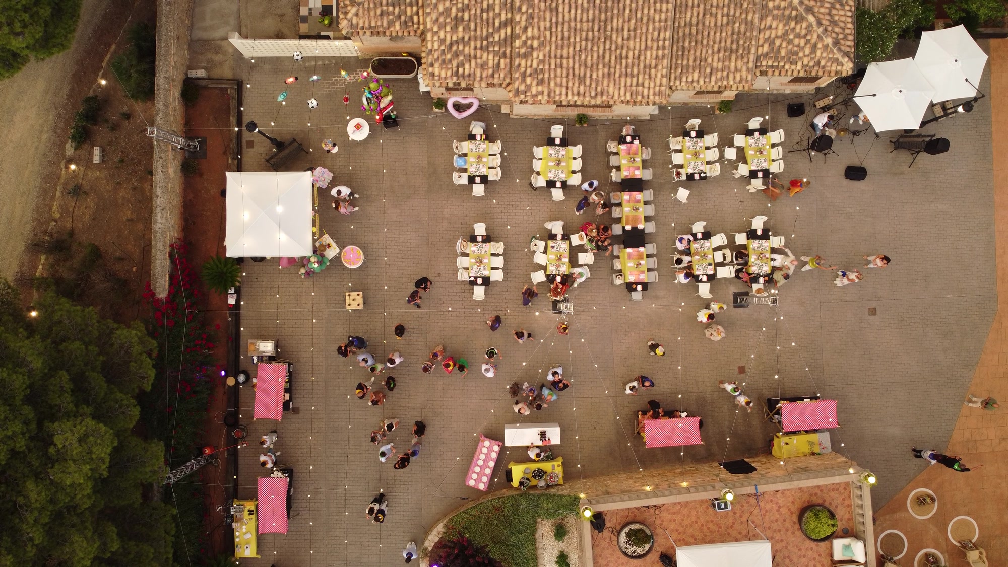 Vista cenital con dron de las mesas de la fiesta