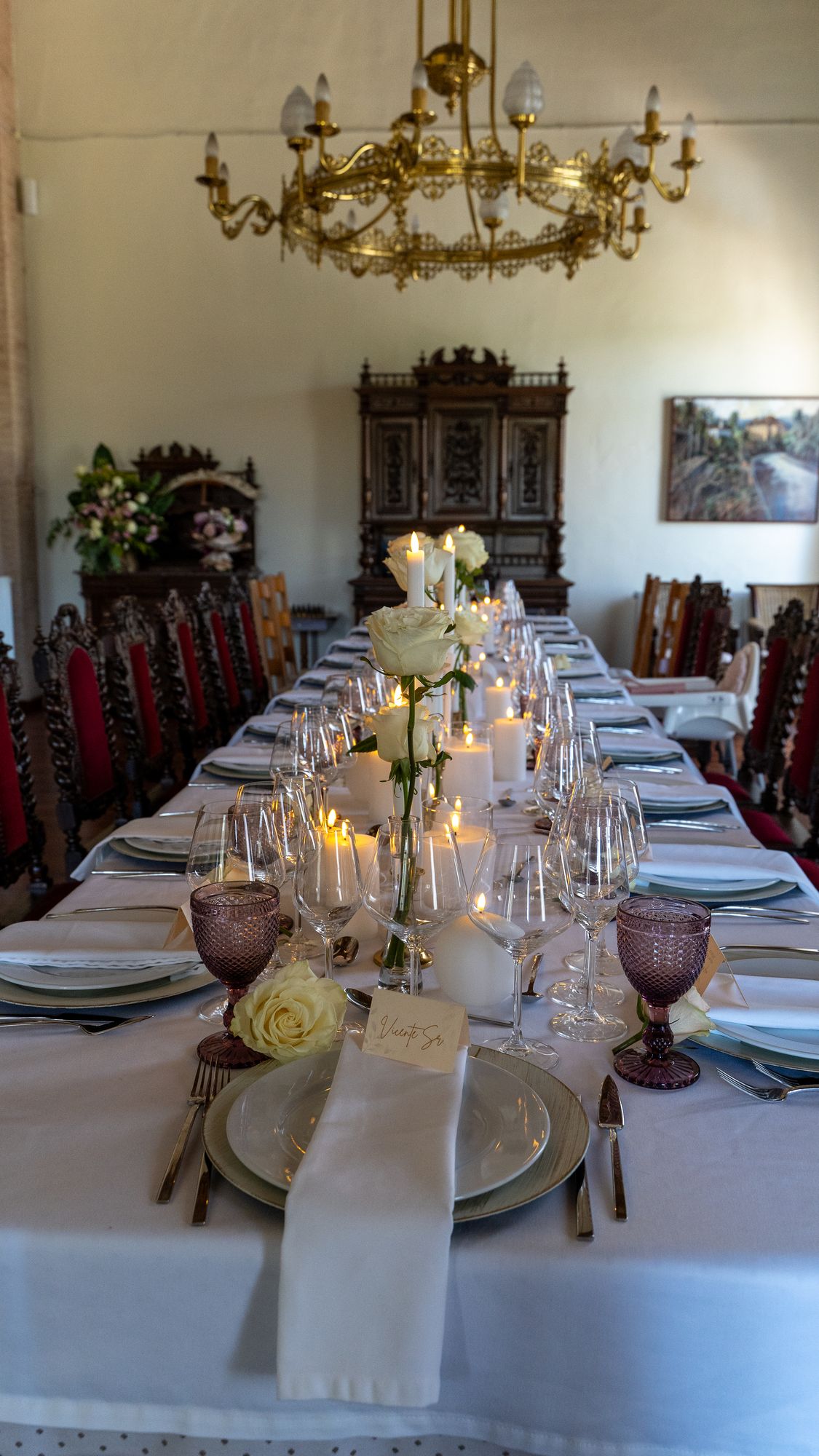 Mesa de banquete con lámparas de araña