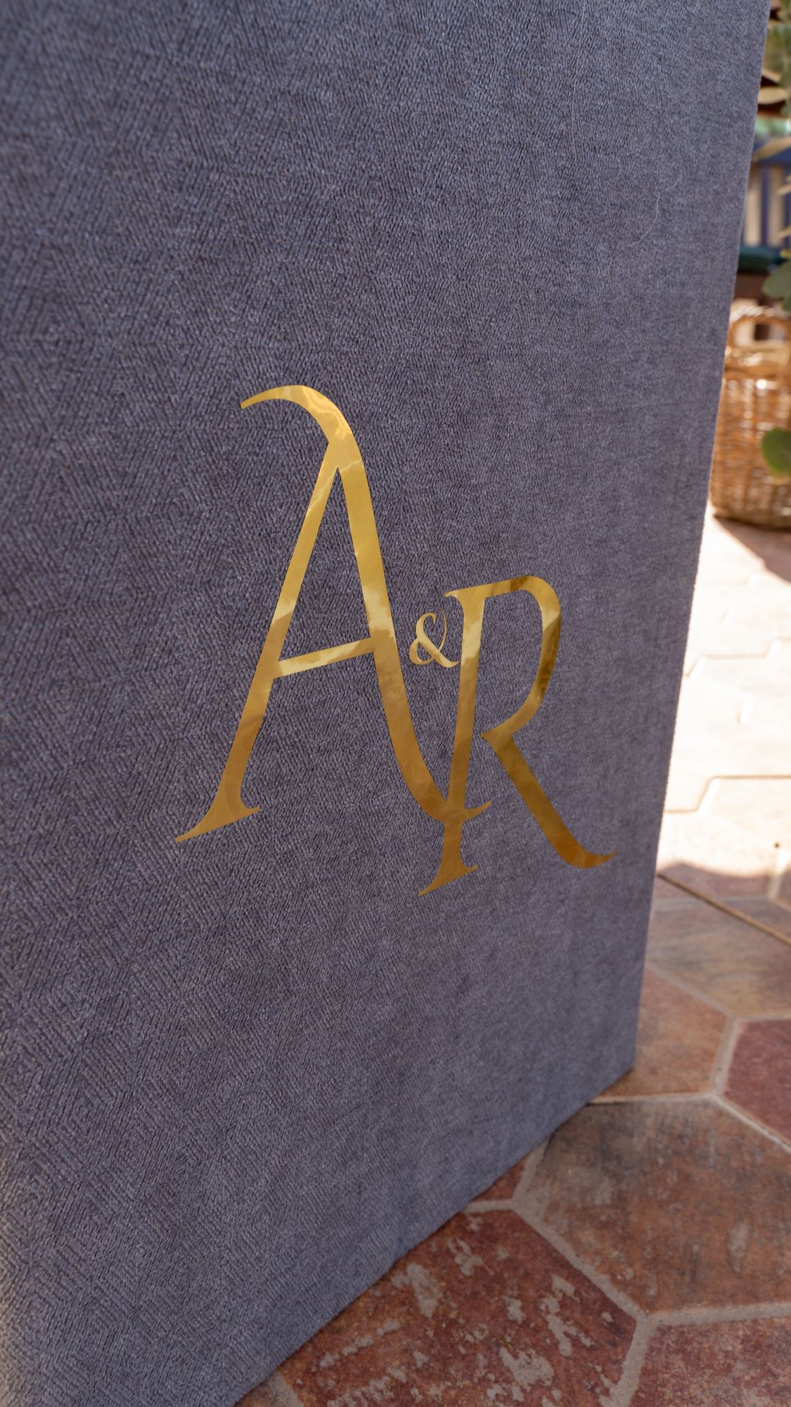 Minuta con monograma dorado