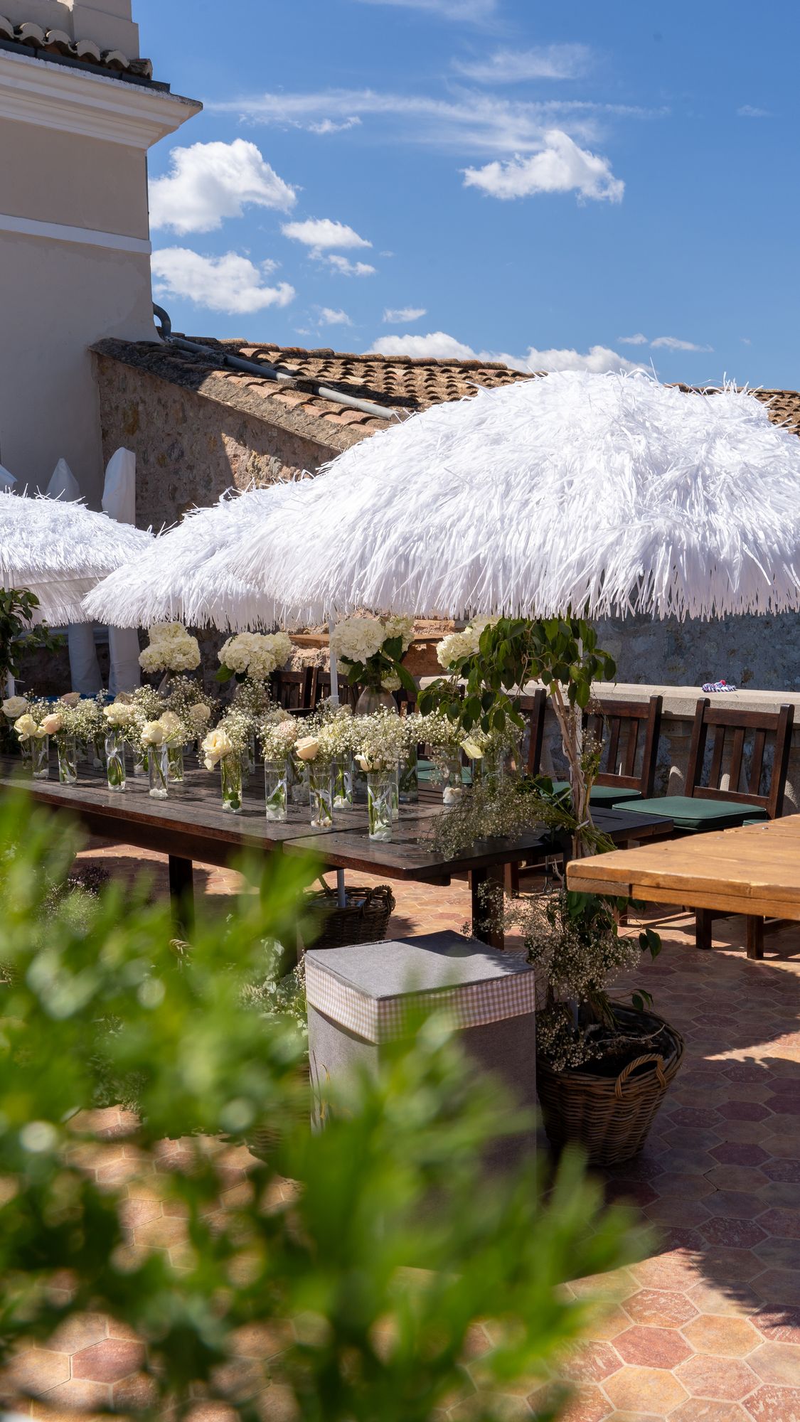 Mesa al aire libre con sombrillas blancas