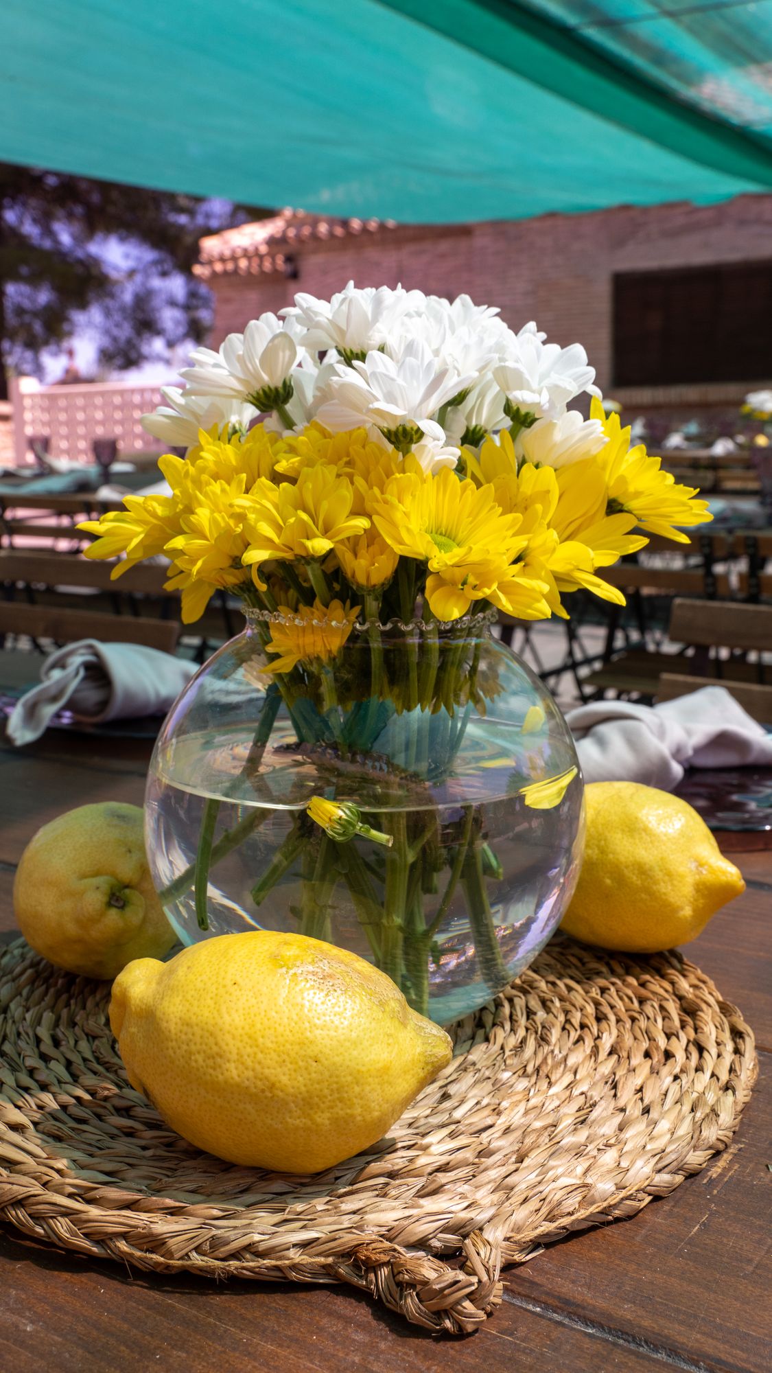 Centro de mesa con limones y flores