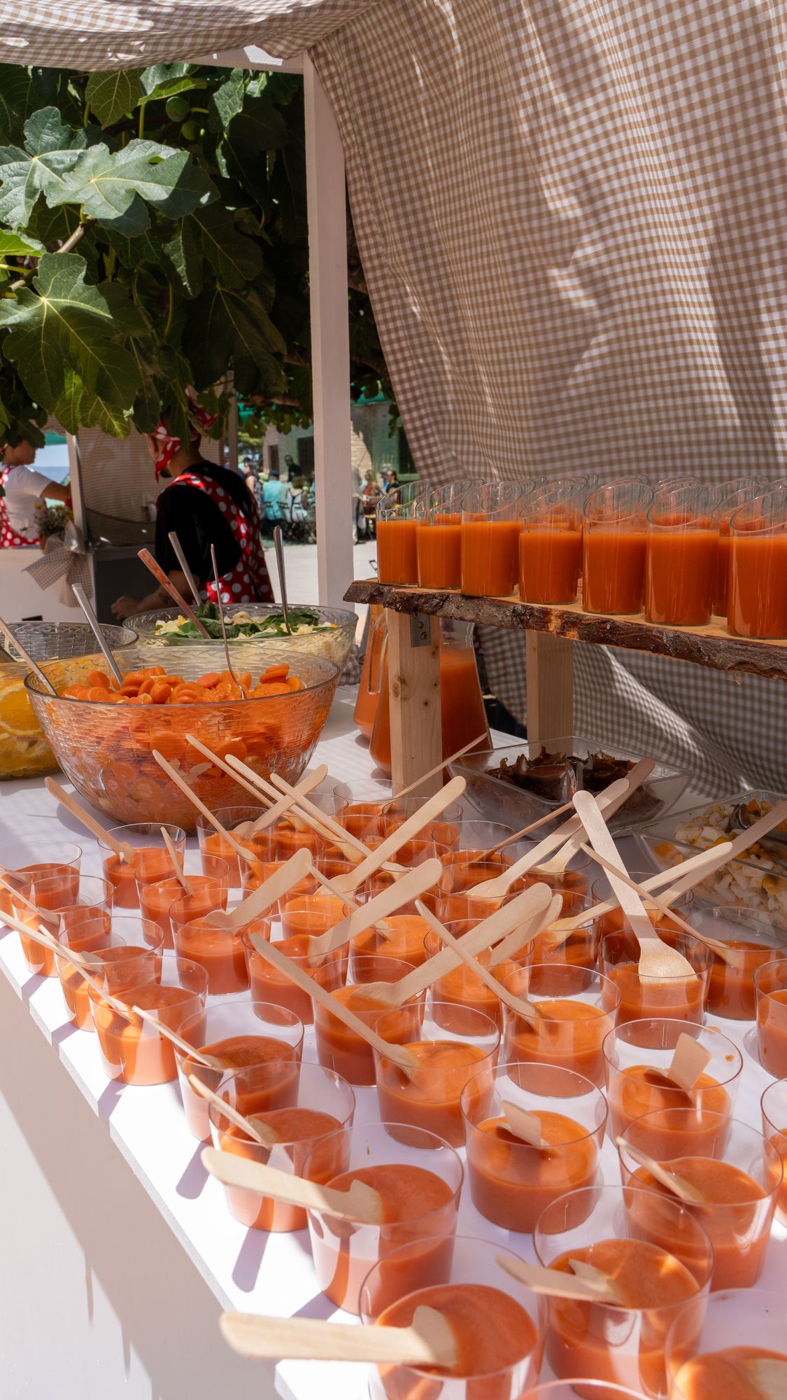 Chupitos de gazpacho en el buffet