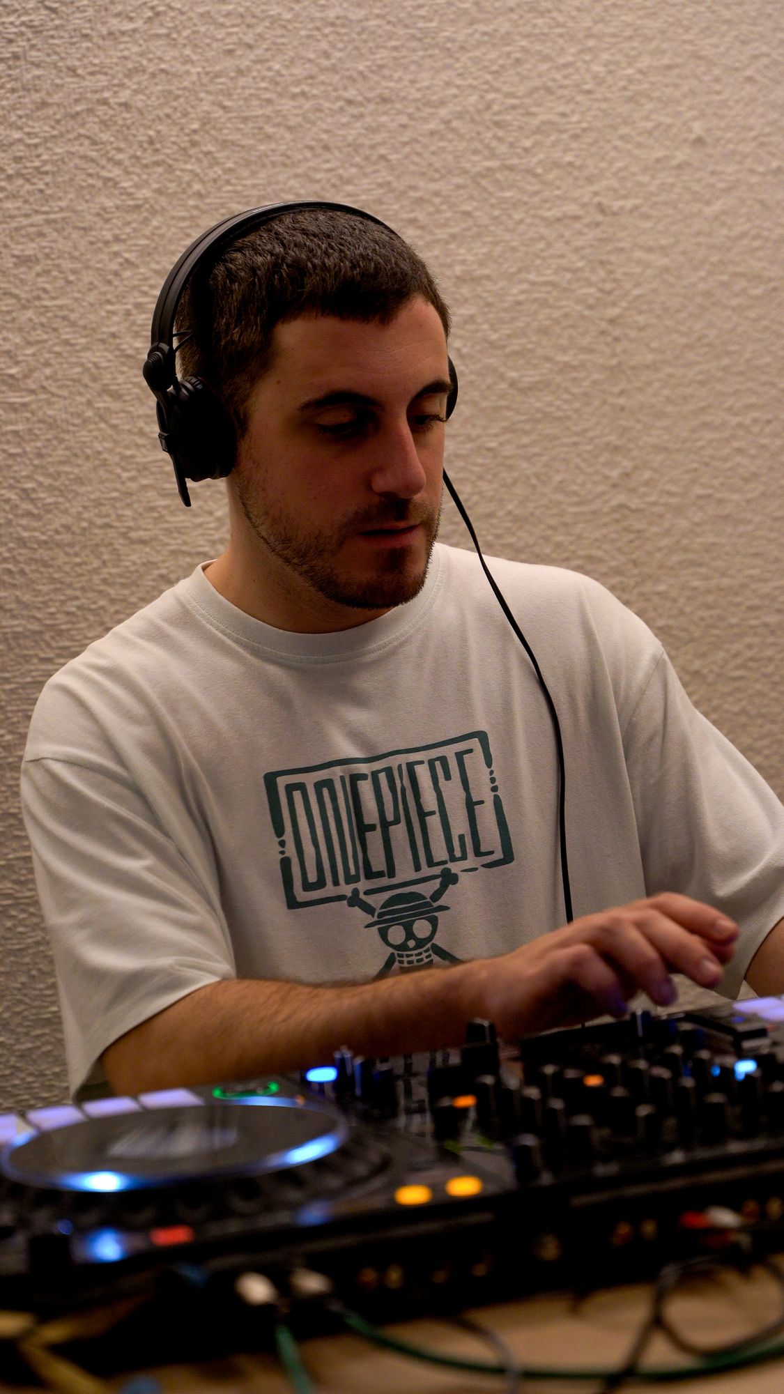 DJ pinchando en la presentación de Zero Vibes