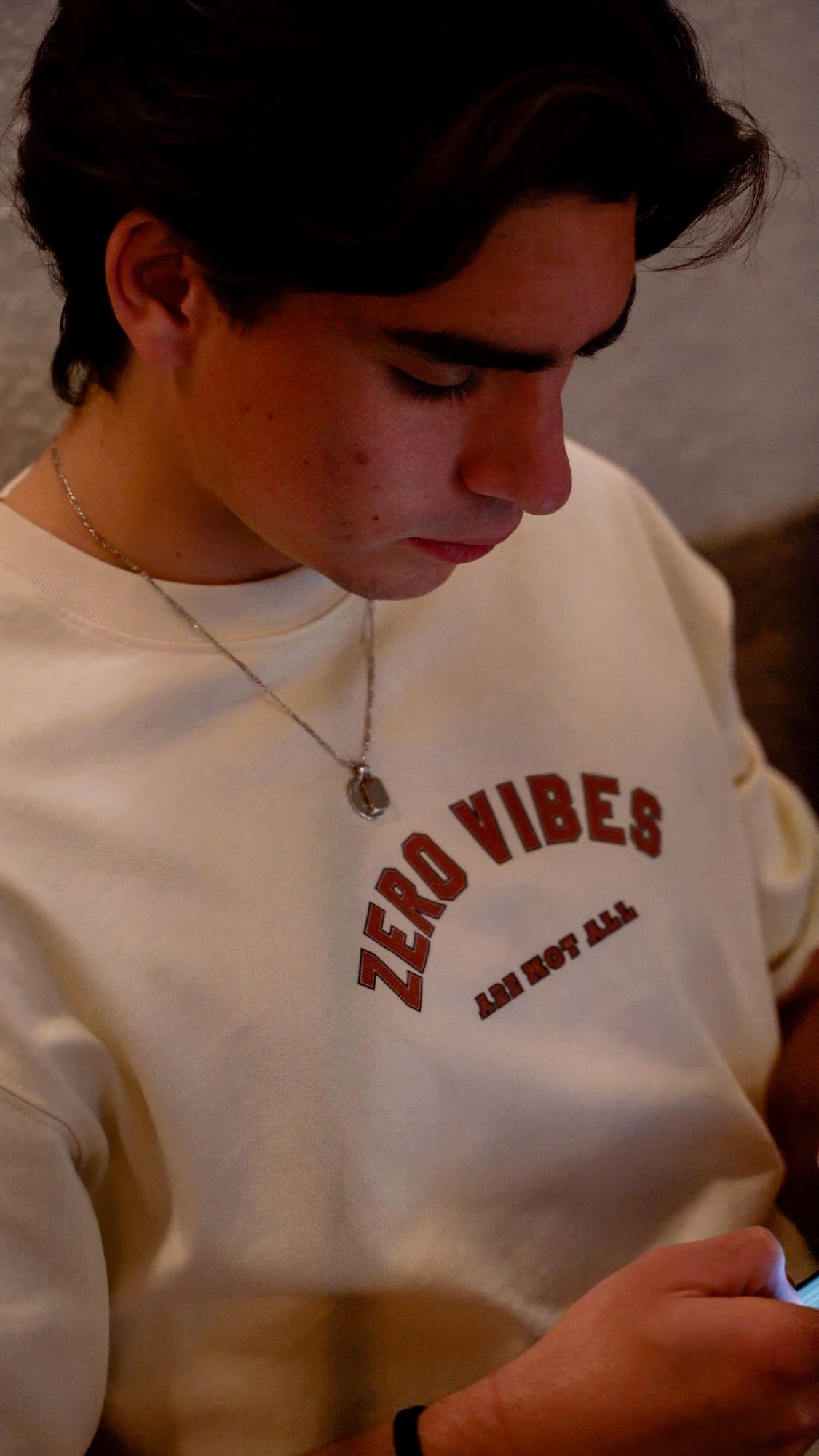Invitado con la sudadera de Zero Vibes