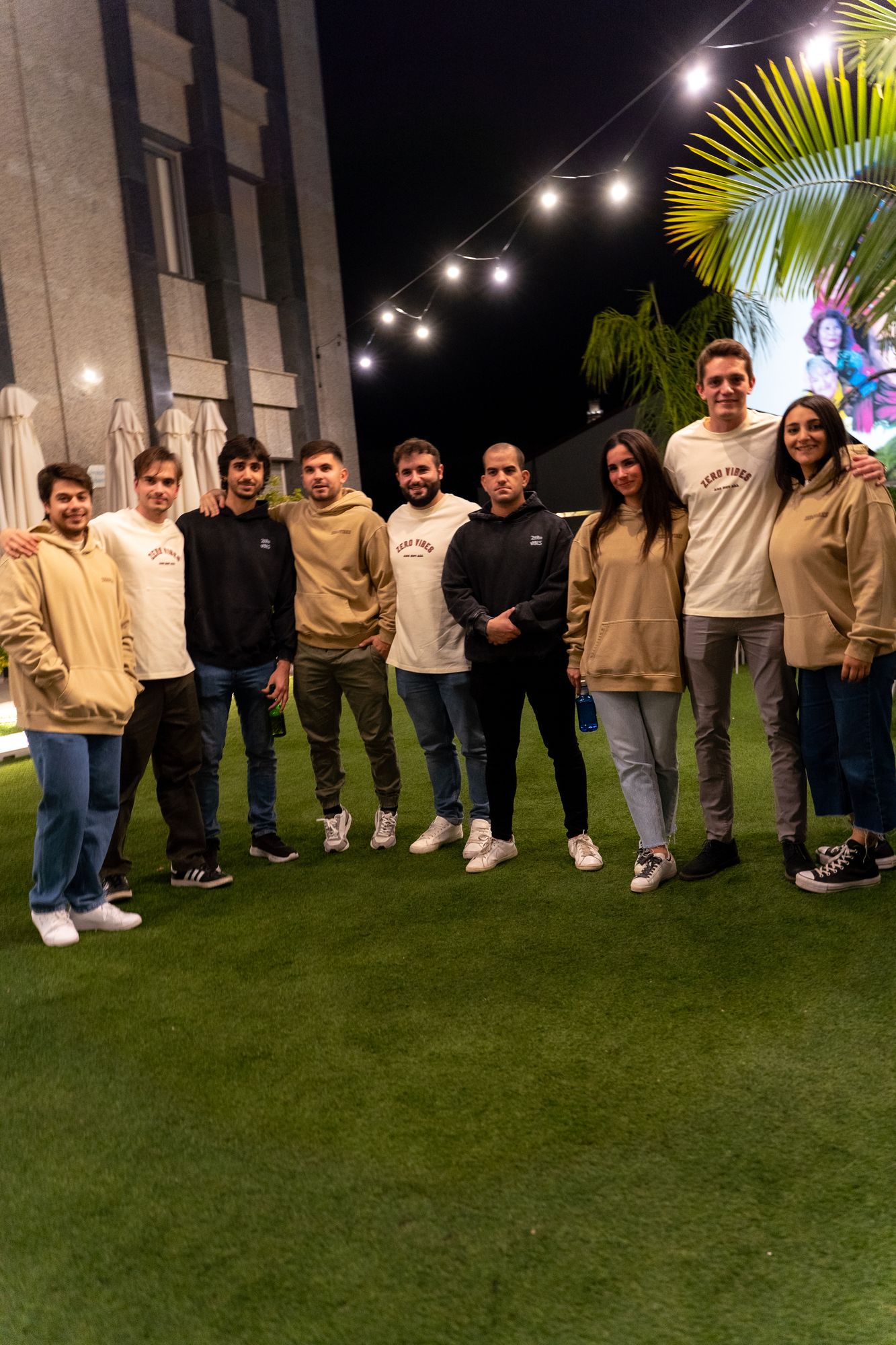 Grupo con la ropa de Zero Vibes en la fiesta