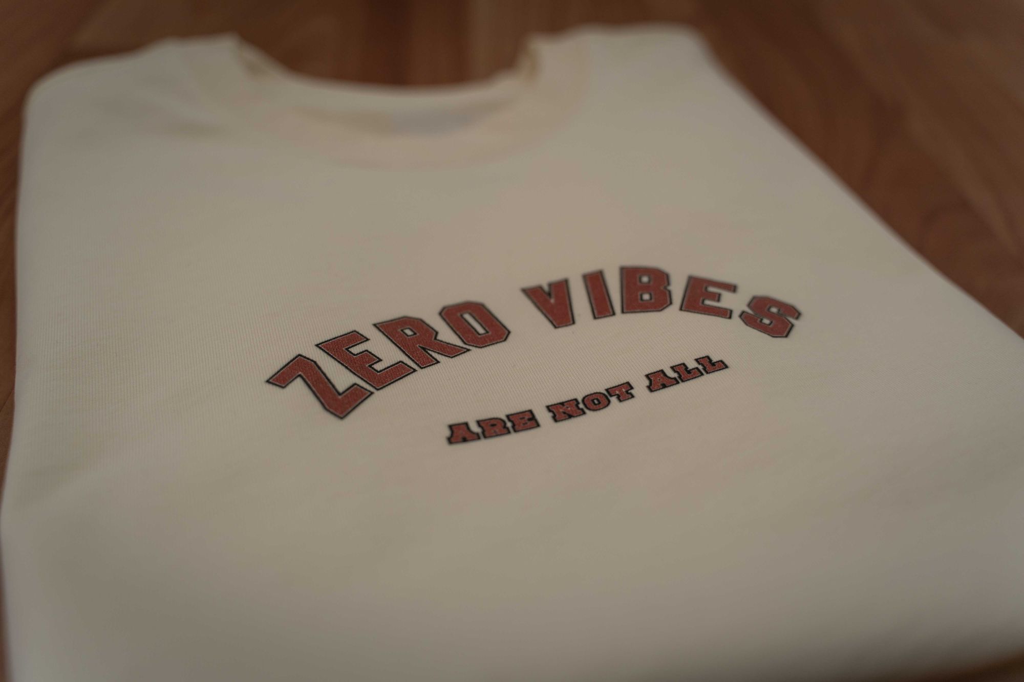 Sudadera de Zero Vibes con el mensaje de la colección
