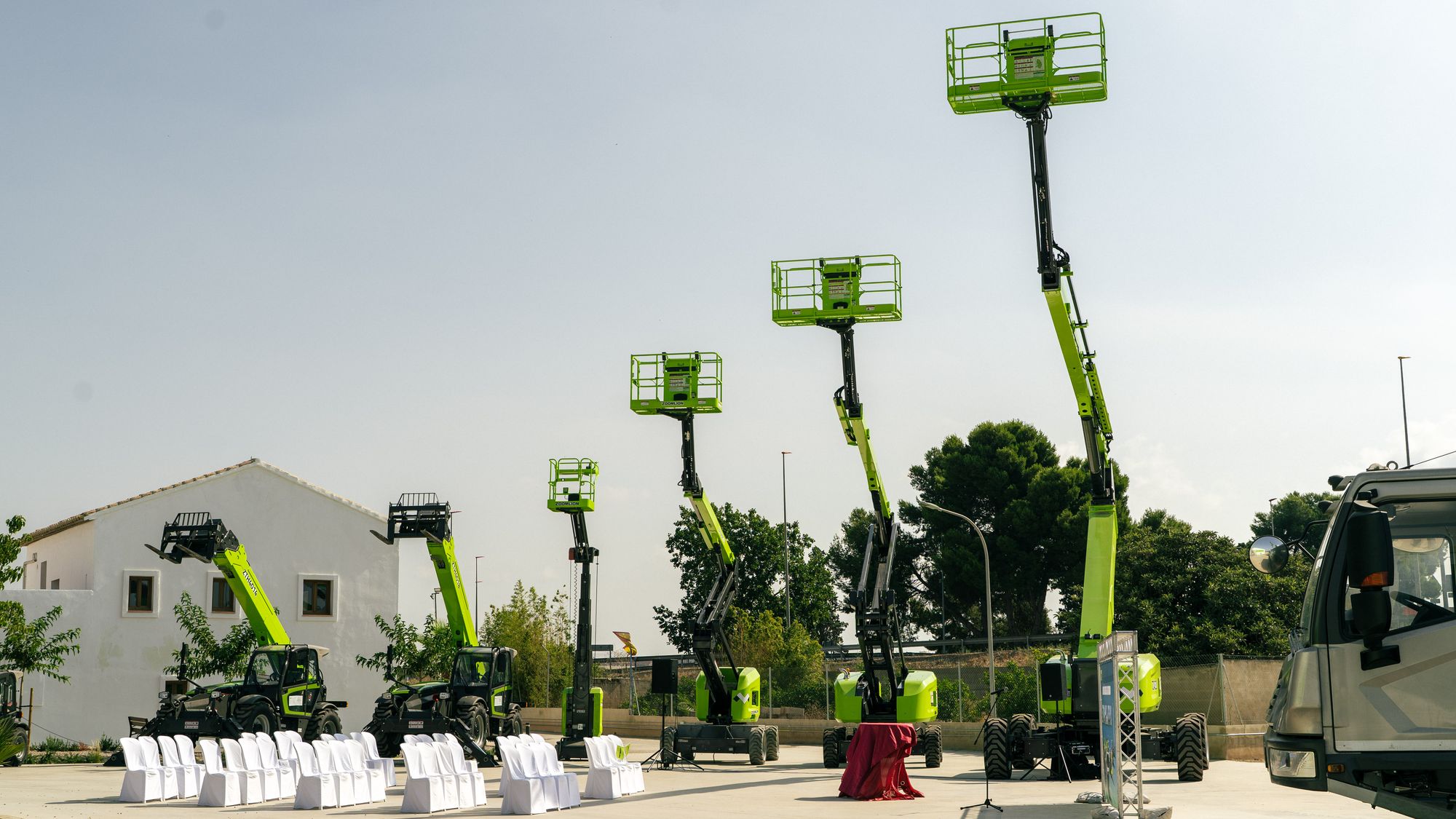 Plataformas elevadoras Zoomlion expuestas en la inauguración